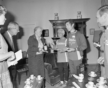 884285 Afbeelding van burgemeester mevr. drs. M.W.M. ('Lien') Vos-van Gortel, die een delegatie uit het Italiaanse ...